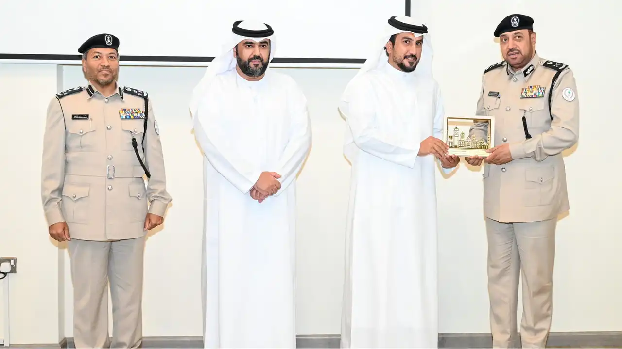 بشراكة استراتيجية.. شرطة الشارقة تخرج الدفعة الأولى لممثلي الصحة المهنية في الإمارة